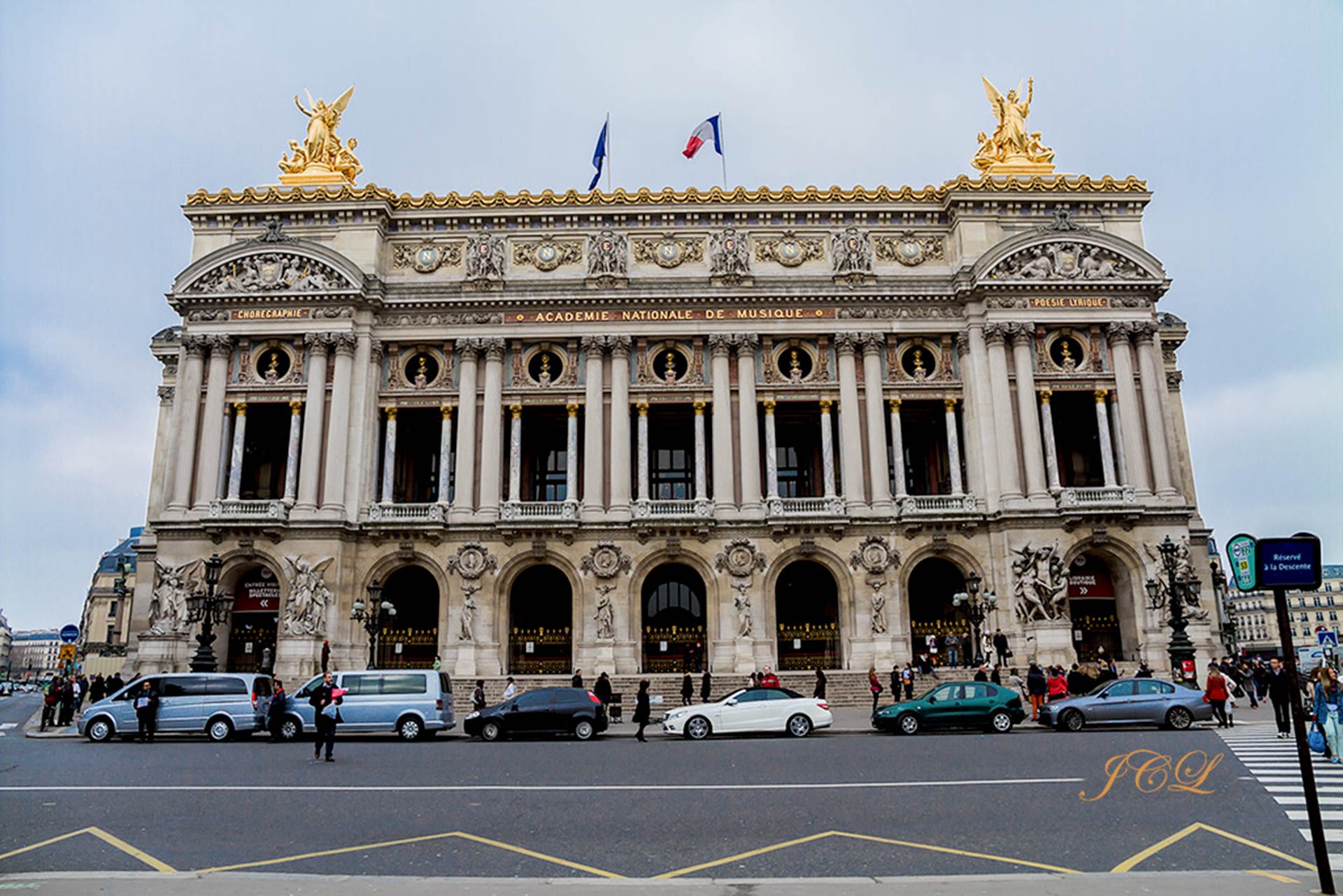 L’opéra Garnier, académie de musique de chorégraphie et de poésie lyrique se situe dans le 9ème arrondissement de Paris, France.